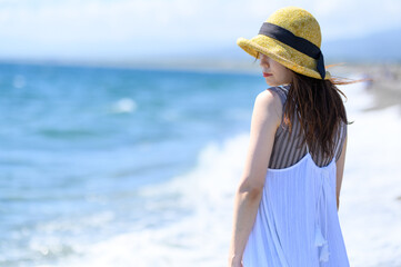 浜辺で後ろに振り向く女性