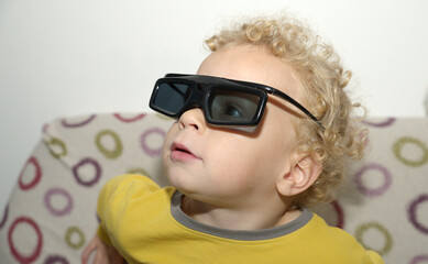 Portrait of happy preteen boy in  plastic stereoscopic glasses