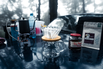 Camping and coffee drip to take in the woods.