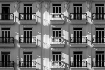 Fassade wohngebäude Fenster Balkone schwarz-weiss in Valencia Spanien