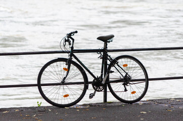 Vélo au bord d'un fleuve