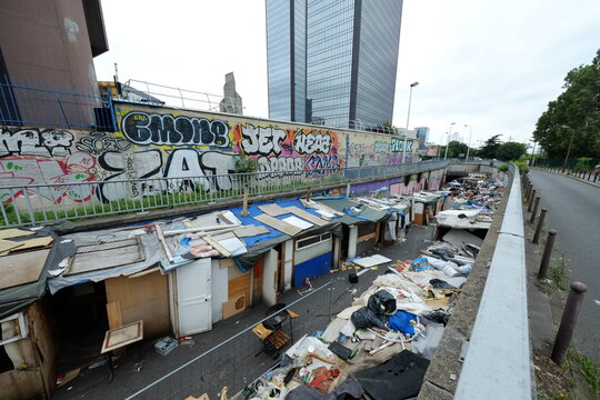 A street full of garbage between the city of Paris and Bagnolet. July 16, 2021.