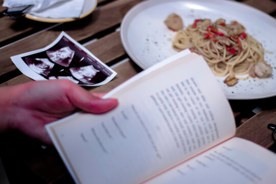 Maternity Shoot in the coffee with spagetty