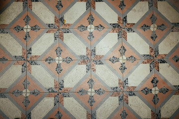 Diamond-shaped patterns on floor tiles