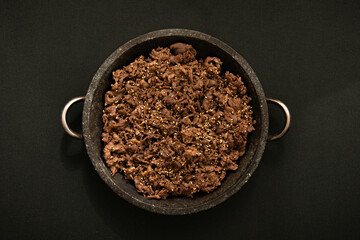 돌판위에 불고기가 있다. 배경은 검은색질감이다.