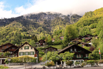 Fototapeta na wymiar Schweizer Alpenidylle; Traditionelle Bauweise in Brienz (Berner Oberland)