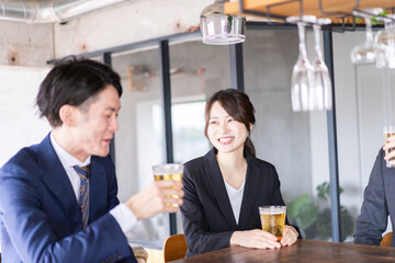 スーツで飲み会をする若いビジネスパーソン