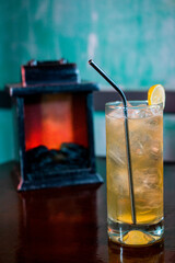 foto en vertical de bebida refrescante con espacio publicitario