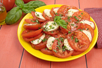 assiette de tomates et de mozzarella