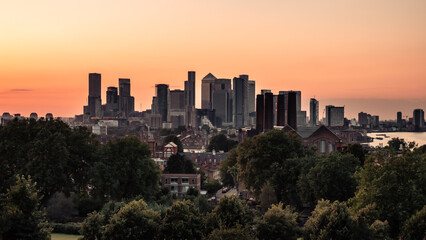 Fototapeta premium Sunset landscape of canary wharf skyscrapers and buildings 