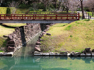 Fototapeta na wymiar 駿府城公園のお堀と橋