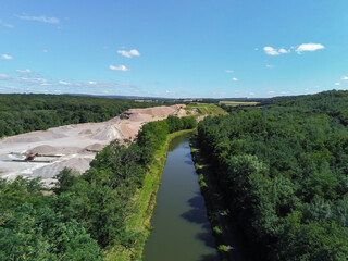 Fototapeta na wymiar Canal du nivernais dans la Nièvre, vue aérienne, Bourgogne