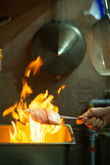 생선을 불에 굽고있다. 