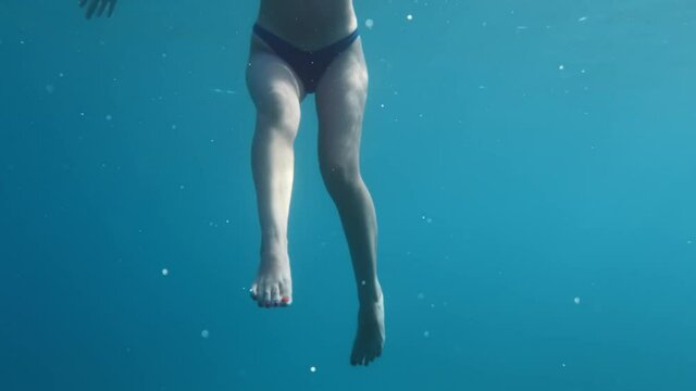 Gambe giovane ragazza sott'acqua