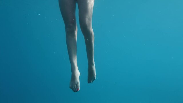 Gambe giovane ragazza sott'acqua