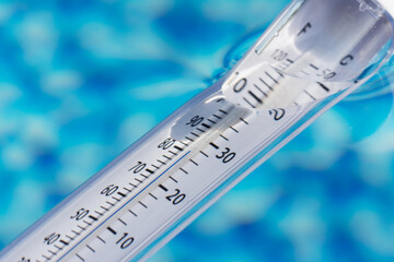 Mit Thermometer Temperatur im Pool messen