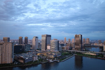 Fototapeta na wymiar 夕陽を浴びる東京の街