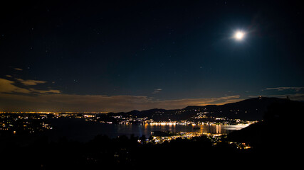 Panorama notturno del Lago Maggiore fotografato da Premeno (VB), Piemonte, Italia.