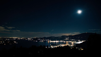 Panorama notturno del Lago Maggiore fotografato da Premeno (VB), Piemonte, Italia.