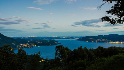 Lago Maggiore all'ora blu. Fotografia scattata dal belvedere di San Salvatore a Premeno (VB),...