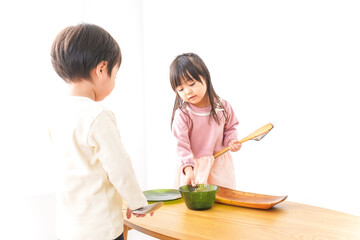おままごとをする子どもたち