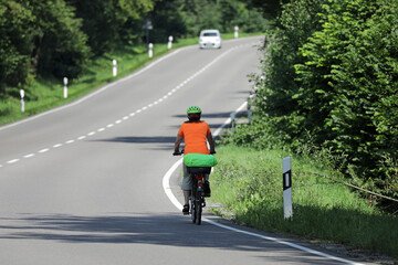 fahrradfahrer auf einer landstraße