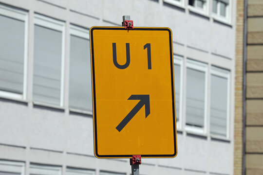 verkehrsschild umleitung u 1 mit pfeil rechts oben