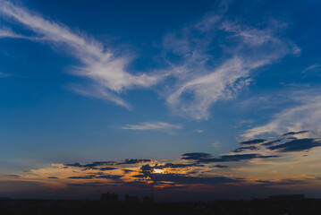 Obraz premium 郊外の住宅街に沈む夏の夕日