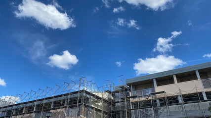 Obraz premium 定期的にメンテナンスしている住宅の様子と夏の青空の風景