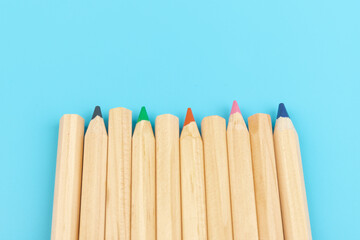 Obraz premium Wooden colorful ordinary pencils isolated on blue background