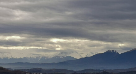 Nuvole sulle cime dei monti Appennini innevati