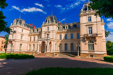 Obraz premium palace architecture building medieval object in park square in historical part of European city
