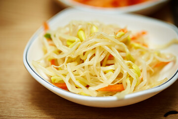 Stir-fried bean sprouts and vegetables