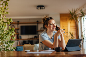 Adult woman, receiving her messages, on the phone.