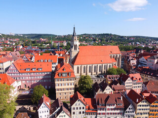 Fototapeta na wymiar Tübingen, Deutschland: Blick auf die Kirche über der Stadt