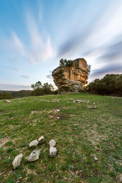 castillo de Castellcir, castillo de la popa, con le cielo nublado con las &uacute;ltimas luces del d&iacute;a con los campos en la base