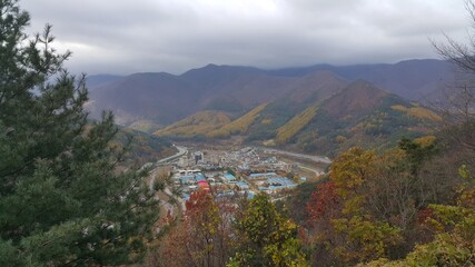 산으로 둘러쌓인 한국 정선 남면의 민둥산역 마을 모습