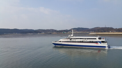 한국 연평도 항구로 들어오는 바다위를 항해중인 여객선