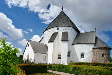 Fototapeta na wymiar Aufnahme der Rundkirche in der dänischen Ortschaft Østerlars auf der Ostsee-Insel Bornholm
