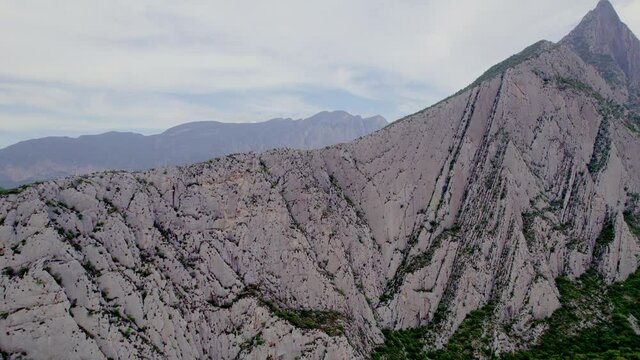 Imponente vista a&eacute;rea de una afilada monta&ntilde;a rocosa en la Huasteca mexicana 
