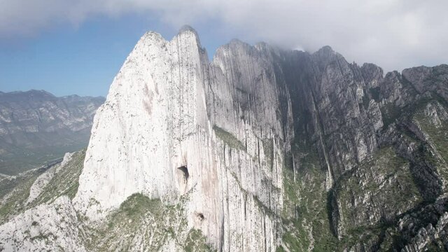 Imponente monta&ntilde;a rocosa en la Huasteca mexicana desde el aire
