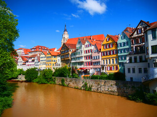 Naklejka premium Tübingen, Deutschland: Blick auf die berühmte Gebäudezeile