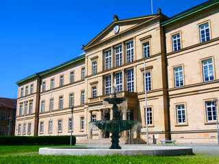 Tübingen, Deutschland: Brunnen vor der Universität