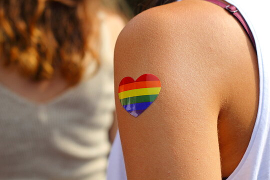 LGBTQ Herz auf dem Arm