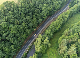 Landstraße mit Wald von oben