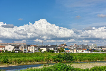 Fototapeta na wymiar 河川沿いの日本の住宅地。Japanese residential area along the river.