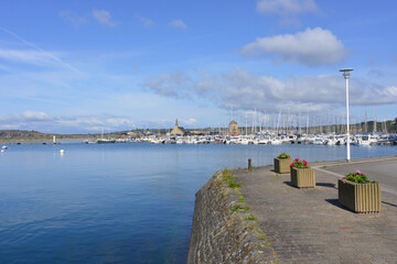 Panorama sur le port depuis le quai fleuri de Camaret-sur-Mer (29570), département du Finistère en région Bretagne, France