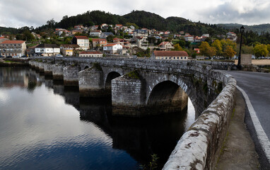 Fototapeta na wymiar Vista del puente romano de Pontesampaio, que se encuentra en el itinerario del Camino De Santiago Portugués.