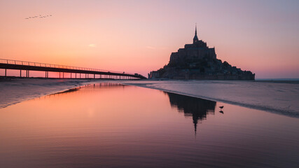 Le Mont Saint Michel en Normandie sous un coucher de soleil