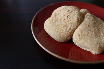 朱色の漆器にのせた安倍川餅